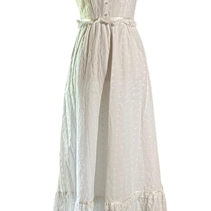 Robe longue rétro bohème rétro Vicky Vaughn en coton blanc à oeillets et à volants, vintage des années 1970