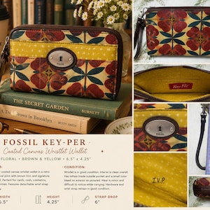 Op de afbeelding: Fossil Key-Per coated canvas polswallet met een retro bloemenprint in bruin, geel en rood. De portemonnee heeft een afneembare polsband en is 16,5 cm breed en 10,8 cm hoog.