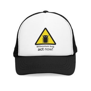 Könnte beinhalten: Schwarz-weiße Trucker-Kappe mit einem gelben Warnschild mit einem Käfer und dem Text "Millennium bug act now!"