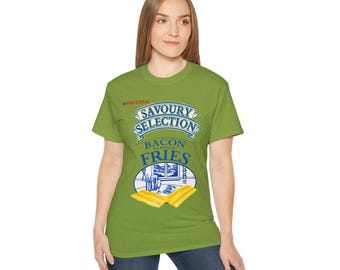 Könnte beinhalten: Ein grünes T-Shirt mit einem Retro-Design "Smiths Savoury Selection Bacon Fries". Die Grafik enthält den Markennamen, den Produktnamen und ein Bild von Bacon Fries. Das T-Shirt wird von einer Person getragen.