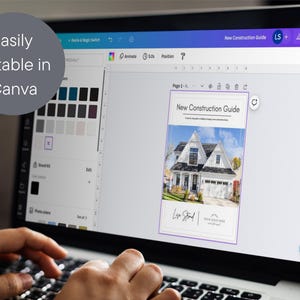 Może przedstawiać: Ekran laptopa wyświetlający szablon projektu Canva dla Przewodnika po Nowej Budowie. Szablon zawiera zdjęcie domu z niebieskim niebem i zieloną trawą. Tekst "New Construction Guide" znajduje się u g&oacute;ry szablonu, a tekst "Lisa Stroud" u dołu.