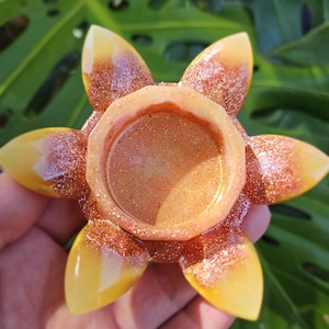 Medium-sized Lotus Tealight Holder
