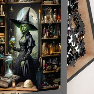 Pode incluir: Uma bruxa verde com um chapéu pontudo está em uma sala cheia de prateleiras com poções, livros e outros itens mágicos. Ela segura uma bola de cristal na mão esquerda e uma ampulheta em primeiro plano. A sala está fracamente iluminada e tem uma atmosfera misteriosa.