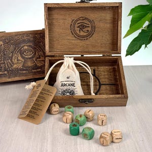 Ensemble de dés divinatoires des arcanes avec boîte en bois gravée – Dés oracle sorcier pour tarot et rituel