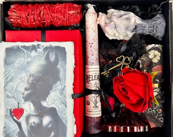 Themed Ritual Kit &quot;The Queen of Hearts&quot; - Includes Queen of Hearts Mat, Candles, Crystals and More – Journey to Oz and Wonderland Tarot