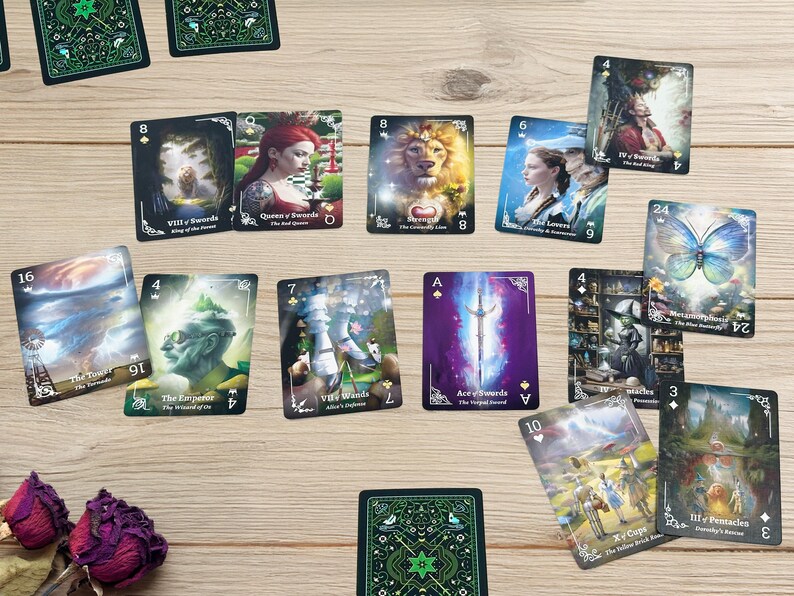 Pode incluir: Um conjunto de cartas de tarot com v&aacute;rias ilustra&ccedil;&otilde;es e texto, incluindo "Queen of Swords", "The Tower" e "Ace of Swords". As cartas est&atilde;o dispostas sobre uma superf&iacute;cie de madeira clara, com algumas rosas roxas secas em primeiro plano.