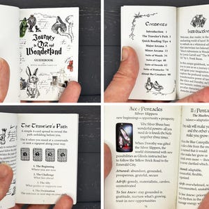 Pode incluir: Um guia aberto, "Journey to Oz and Wonderland", com ilustra&ccedil;&otilde;es e texto. As p&aacute;ginas mostram interpreta&ccedil;&otilde;es de cartas de tar&ocirc; e imagens relacionadas. O livro &eacute; mantido aberto.