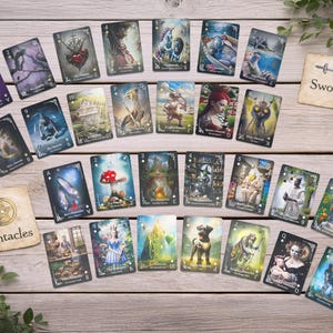 Pode incluir: Uma cole&ccedil;&atilde;o de cartas de tar&ocirc; dispostas sobre uma superf&iacute;cie de madeira. As cartas apresentam v&aacute;rias ilustra&ccedil;&otilde;es e s&iacute;mbolos, com as palavras "Pentacles" e "Swords" em cartas separadas. As cartas t&ecirc;m um esquema de cores escuro com obras de arte detalhadas.