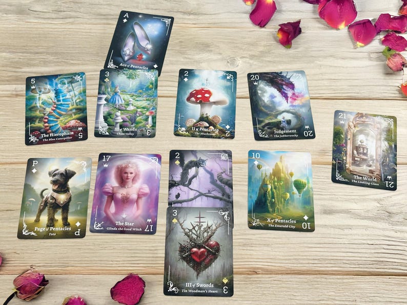 Pode incluir: Um conjunto de cartas de tarot com v&aacute;rias ilustra&ccedil;&otilde;es, incluindo um c&atilde;o, um cogumelo e um castelo. As cartas est&atilde;o dispostas sobre uma superf&iacute;cie de madeira clara, com p&eacute;talas de rosa espalhadas. Cada carta tem um t&iacute;tulo e um n&uacute;mero.