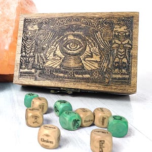 Set di dadi per divinazione arcana con scatola di legno incisa – Dadi oracolo stregoneschi per tarocchi e rituali