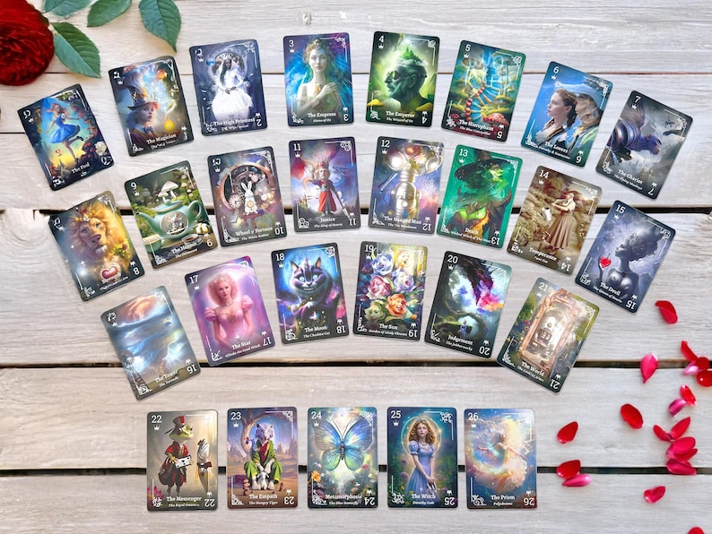 Pode incluir: Uma cole&ccedil;&atilde;o de cartas de tar&ocirc; com v&aacute;rias ilustra&ccedil;&otilde;es, incluindo figuras, animais e imagens simb&oacute;licas. As cartas est&atilde;o dispostas sobre uma superf&iacute;cie de madeira clara, com algumas cartas apresentando n&uacute;meros e t&iacute;tulos. P&eacute;talas de rosa vermelhas e uma rosa ao fundo.