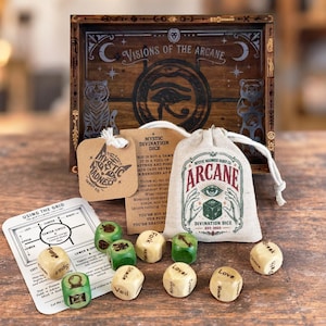 Pode incluir: Uma bandeja de madeira com o texto Visions of the Arcane, um saco de cordão bege com o texto Arcane Divination Dice, um cartão de instruções de papel e dez pequenos dados de madeira nas cores verde e creme com várias palavras e símbolos.