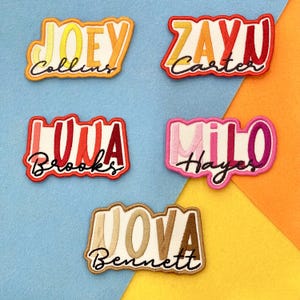 Puede incluir: Cinco parches bordados con nombres en varios colores. Los nombres "Joey Collins", "Zayn Carter", "Luna Brooks", "Milo Hayes" y "Nova Bennett" se muestran en una fuente estilizada con una fuente cursiva contrastante para los apellidos. Los parches est&aacute;n sobre un fondo azul y naranja.
