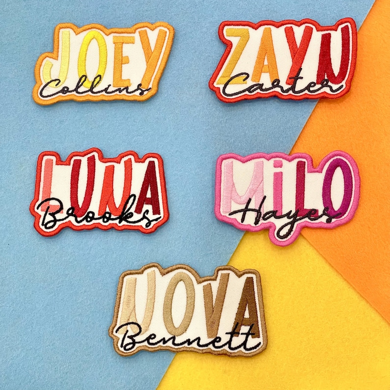 Puede incluir: Cinco parches bordados con nombres en varios colores. Los nombres "Joey Collins", "Zayn Carter", "Luna Brooks", "Milo Hayes" y "Nova Bennett" se muestran en una fuente estilizada con una fuente cursiva contrastante para los apellidos. Los parches est&aacute;n sobre un fondo azul y naranja.
