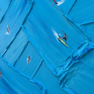 Puede incluir: Una pintura al &oacute;leo con pinceladas de impasto azules, gruesas y texturizadas que representan olas del oc&eacute;ano. Varias figuras peque&ntilde;as aparecen surfeando sobre tablas de colores, creando una escena din&aacute;mica de personas sobre las olas.