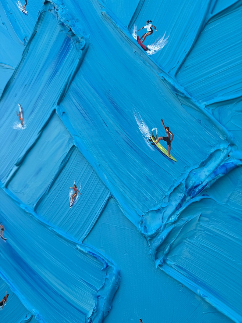 Puede incluir: Una pintura al &oacute;leo con pinceladas de impasto azules, gruesas y texturizadas que representan olas del oc&eacute;ano. Varias figuras peque&ntilde;as aparecen surfeando sobre tablas de colores, creando una escena din&aacute;mica de personas sobre las olas.