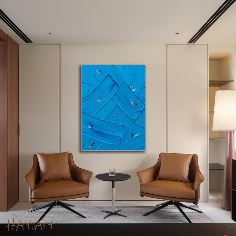 Puede incluir: Una pintura sobre lienzo rectangular vertical que presenta pinceladas de empaste gruesas y texturizadas en varios tonos de azul. Peque&ntilde;as figuras abstractas blancas y negras similares a p&aacute;jaros est&aacute;n dispersas por la superficie.