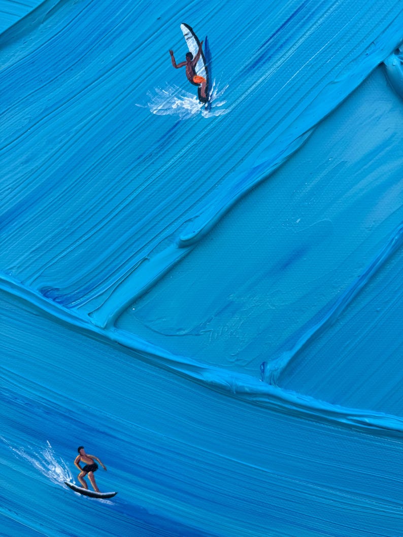 Puede incluir: Una pintura al &oacute;leo sobre lienzo con pinceladas gruesas y texturizadas en varios tonos de azul que representan olas del mar. Se muestran dos peque&ntilde;as figuras surfeando en el agua, una sobre una tabla de surf y otra sobre una tabla de windsurf.