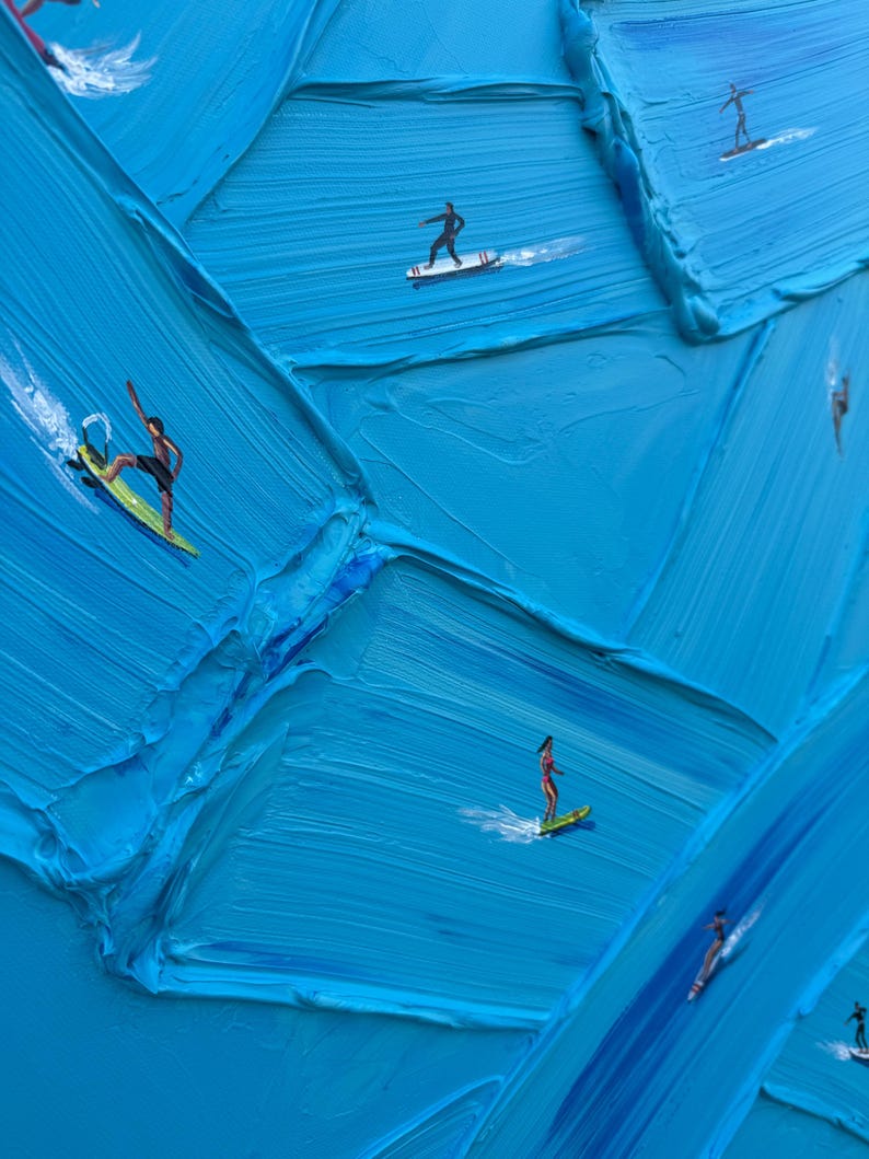 Op de afbeelding: Een olieverfschilderij met dikke, getextureerde blauwe impasto-penseelstreken die oceaangolven voorstellen. Verschillende kleine figuren surfen op kleurrijke planken over het oppervlak, wat een contrast vormt tussen de verf en de figuren.