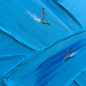 Op de afbeelding: Een olieverfschilderij met twee figuren op surfplanken die over een getextureerd, in impasto-stijl geschilderd blauw oceaanoppervlak glijden. E&eacute;n figuur draagt een roze badpak op een groen bord, de andere een donker badpak op een wit-rood bord.