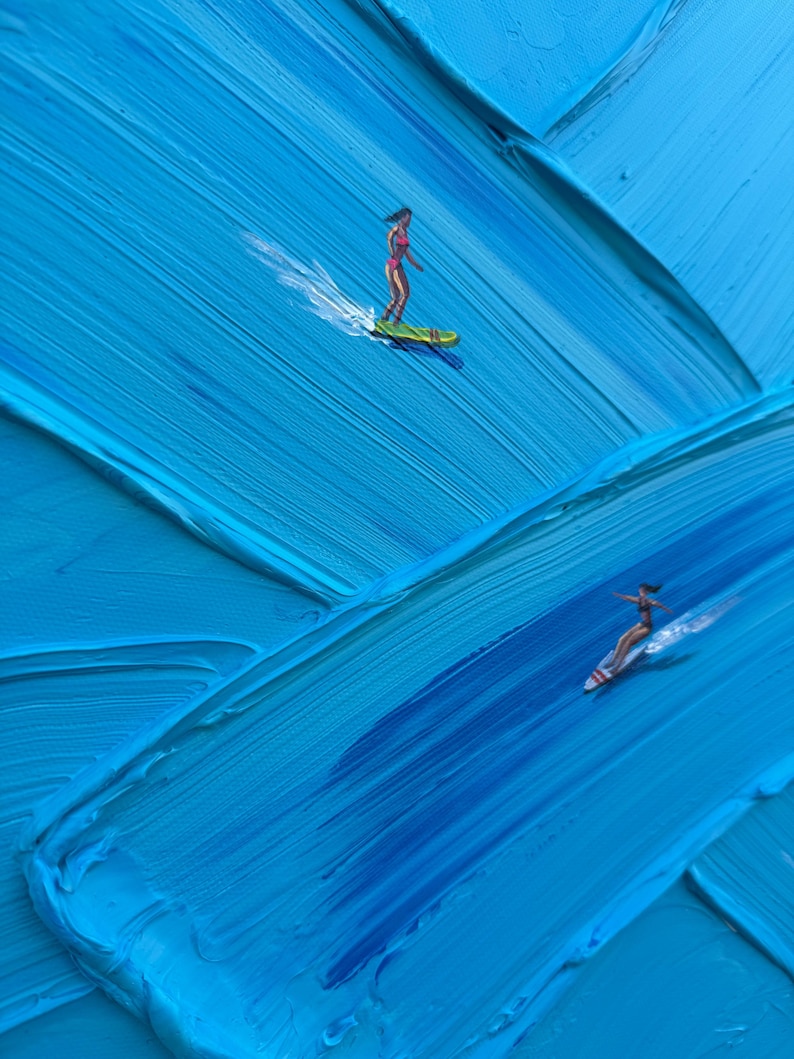 Op de afbeelding: Een olieverfschilderij met twee figuren op surfplanken die over een getextureerd, in impasto-stijl geschilderd blauw oceaanoppervlak glijden. E&eacute;n figuur draagt een roze badpak op een groen bord, de andere een donker badpak op een wit-rood bord.