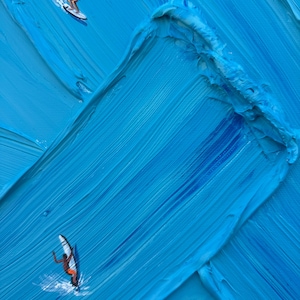 Puede incluir: Una pintura al &oacute;leo con pinceladas de impasto azules, gruesas y texturizadas, que representan olas del oc&eacute;ano. Dos peque&ntilde;as figuras aparecen surfeando sobre el agua, una en la esquina superior izquierda y otra en la inferior izquierda, creando un contraste entre la vasta superficie azul y los diminutos surfistas detallados.