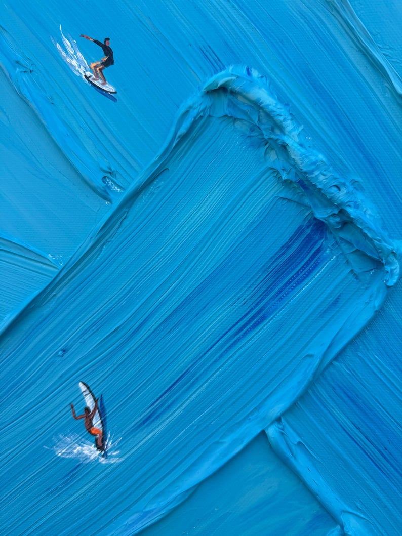 Puede incluir: Una pintura al &oacute;leo con pinceladas de impasto azules, gruesas y texturizadas, que representan olas del oc&eacute;ano. Dos peque&ntilde;as figuras aparecen surfeando sobre el agua, una en la esquina superior izquierda y otra en la inferior izquierda, creando un contraste entre la vasta superficie azul y los diminutos surfistas detallados.