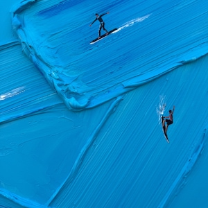 Op de afbeelding: Een olieverfschilderij met dikke, getextureerde streken helderblauwe verf die water voorstellen. Twee figuren surfen op zwarte surfplanken, waarbij de ene rechtop staat en de andere in een bocht leunt, wat een wit spat-effect cre&euml;ert.