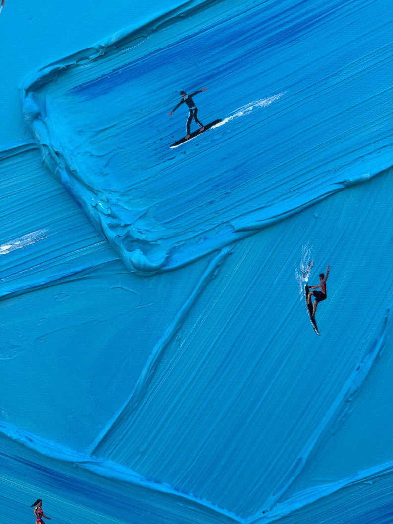 Op de afbeelding: Een olieverfschilderij met dikke, getextureerde streken helderblauwe verf die water voorstellen. Twee figuren surfen op zwarte surfplanken, waarbij de ene rechtop staat en de andere in een bocht leunt, wat een wit spat-effect cre&euml;ert.