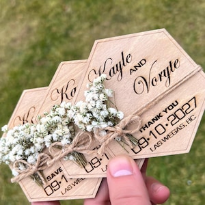 Save The Date-magneten Hexa. Gepersonaliseerde kaarten, 100% berkenhout, rustiek hout - feestartikelen voor gasten - babyshower. quincenera