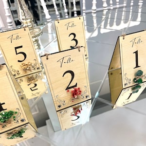 Numeri da tavolo rustici in legno per matrimoni e per matrimoni, fiori, eucalipto. Numeri da tavolo rustici in legno per matrimoni, bifacciali, numeri personalizzati.