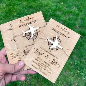 Invito di nozze personalizzato in legno con passaporto, matrimonio all'estero, inviti "Save the Date" - Biglietti in betulla al 100% - Passaporto - Plexiglas oro