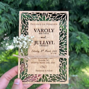 Invito per matrimonio tropicale in legno con fiori di eucalipto - Inviti in legno tagliati al laser / - Matrimoni in spiaggia. Modello,