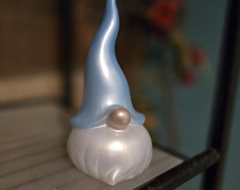 Statuetta di gnomo in resina fatta a mano – Gnomo iridescente da 5" con cappello a spirale – Grazioso regalo per le feste, i compleanni o per decorare la scrivania