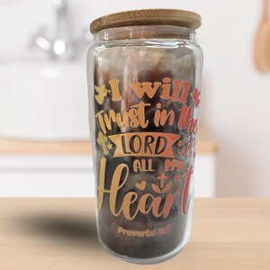 Vaso de vidrio Proverbios 3:5 con versículo bíblico, 16 oz, para café helado, con tapa de bambú y pajita, regalo cristiano para ella, artículos para beber con fe