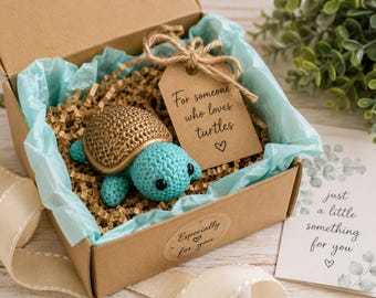 Figurine tortue en résine | Décoration tortue effet crochet | Tortue artisanale à poser | Cadeau pour les amoureux de l'océan | Adorable compagnon de bureau | Œuvre d'art unique en résine
