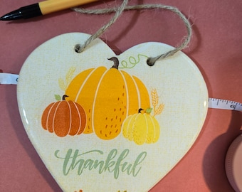 Tacksam pumpahjärtdekoration | Höstdekor i keramik | Höstskördekor | Thanksgiving-present | Väggbonad i hartsförseglad form