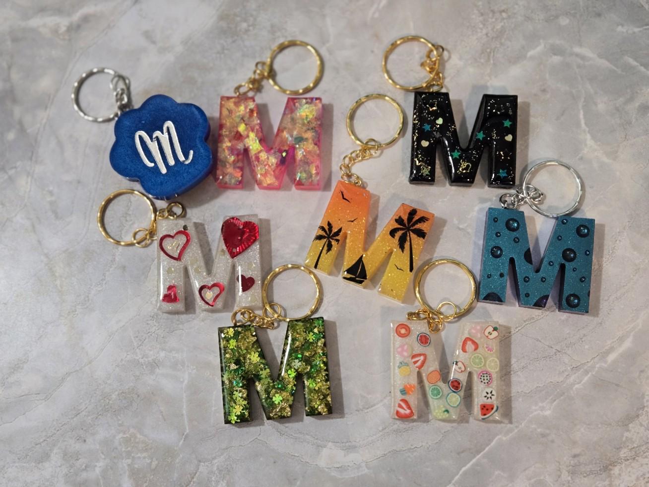 のん。　Nイニシャルキーホルダー　ハンドメイド　10点 文字Mの樹脂キーホルダー：パーソナライズされたイニシャル