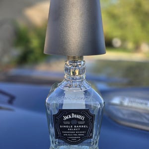 Whiskyflaschenlampe, handgefertigtes Schnapslicht, wiederaufladbares kabelloses Bardekor, einzigartiges Whiskygeschenk, Jack Daniels, Herstellerzeichen, Crown Royal