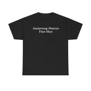 Puede incluir: Camiseta negra con texto blanco que dice "Annyeong-Haseyo Fine Shyt"
