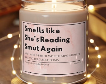Ruikt alsof ze Smut Again Candle leest, PERSONALISEERBARE kaars voor Smut en Romance Lover, Bookish Cadeau voor haar, Cadeau voor vriendin