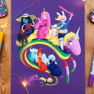 Può includere: Un'illustrazione colorata di personaggi della serie animata Adventure Time che cavalcano un unicorno arcobaleno. I personaggi includono la Principessa Bubblegum, Finn l'Umano, Jake il Cane, Marceline la Regina dei Vampiri e BMO. L'illustrazione è su uno sfondo viola.