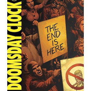Può includere: Una copertina di fumetto con una folla di persone che tiene cartelli con il testo "The End Is Here". La copertina è gialla e nera con il titolo "Doomsday Clock" e il numero dell'edizione "No. 1 of 12".