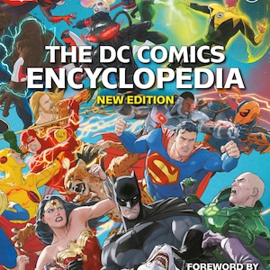 Może przedstawiać: Kolorowa okładka książki "The DC Comics Encyclopedia: New Edition" przedstawiająca Supermana, Batmana, Wonder Woman, Flasha i innych bohaterów komiksów DC. Okładka ma niebieski tło z żółtymi błyskawicami i zielonym blaskiem.