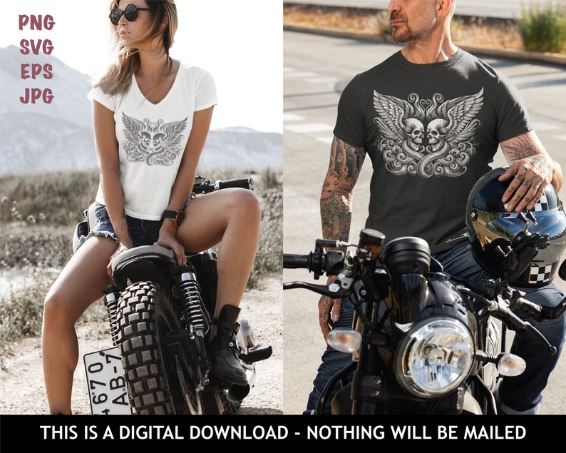 Op de afbeelding: Een wit T-shirt met een afbeelding van twee schedels met vleugels. De schedels zijn grijs en de vleugels zijn zwart. Het T-shirt wordt gedragen door iemand die op een motorfiets zit.