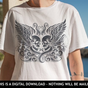 Op de afbeelding: Wit T-shirt met een zwart-wit grafisch ontwerp van twee schedels met vleugels en een wervelend patroon.