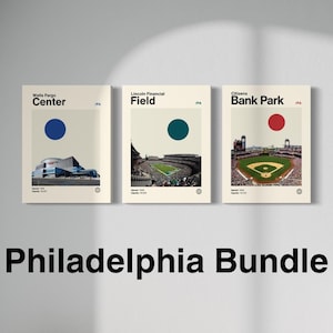 Op de afbeelding: Drie minimalistische posters met een witte achtergrond en zwarte tekst. De posters tonen het Wells Fargo Center, het Lincoln Financial Field en het Citizens Bank Park in Philadelphia, Pennsylvania. Elke poster heeft een grote cirkel in de rechterbovenhoek, waarbij het Wells Fargo Center-poster een blauwe cirkel heeft, het Lincoln Financial Field-poster een turquoise cirkel heeft en het Citizens Bank Park-poster een rode cirkel heeft.