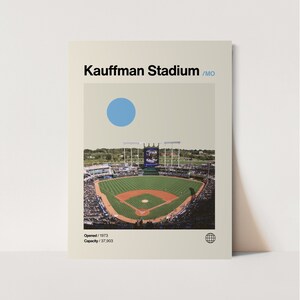Könnte beinhalten: Ein Vintage-Poster des Kauffman Stadiums in Kansas City, Missouri. Das Poster zeigt einen blauen Kreis, ein Foto des Stadions und den Text "Kauffman Stadium /MO". Das Poster enthält auch den Text "Eröffnet / 1973" und "Kapazität / 37.903".