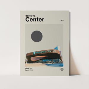 Może przedstawiać: Minimalistyczny plakat z beżowym tłem przedstawiający zdjęcie Barclays Center w Nowym Jorku. Plakat zawiera tekst "Barclays Center", "/NY", "Otwarcie: 2012" i "Pojemność: 17 732".