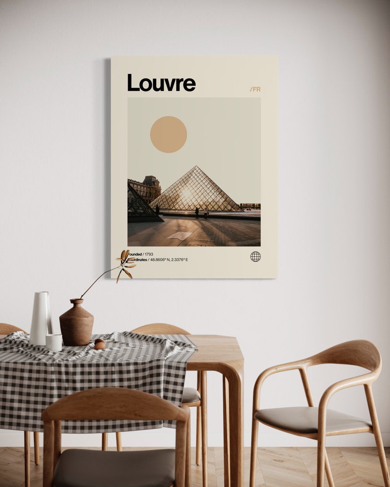 Op de afbeelding: Een minimalistische poster met een beige achtergrond met een foto van het Louvre Museum in Parijs, Frankrijk. De poster bevat de tekst "Louvre" in zwart, de tekst "/FR" in zwart, de tekst "Gesticht/1793" in zwart en de tekst "Co&ouml;rdinaten/48.8606&deg;N, 2.3376&deg;E" in zwart.